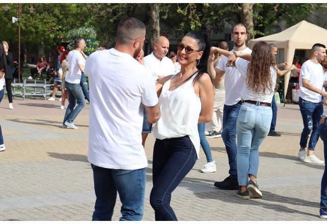 Хасково днес танцува латино танци заедно с градове от Азия