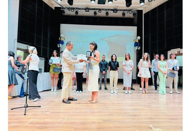 На тържествена церемония възпитаниците на ППМГ Акад Иван Ценов получиха