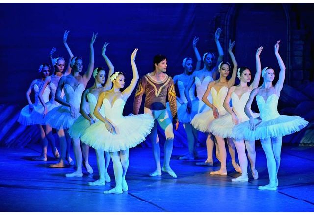 Представлението на балета на балетите Лебедово езеро по гениалната музика