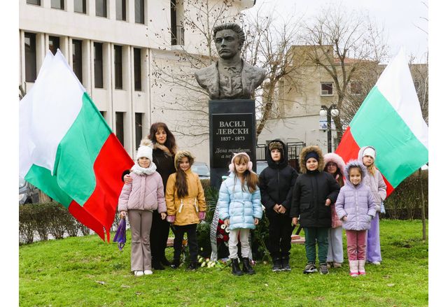 На 18 февруари пред бюст паметника на Васил Левски в Нова