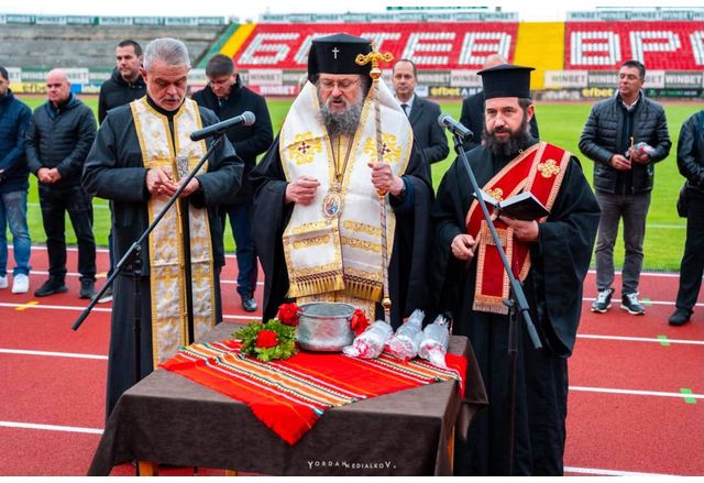 Негово Високопреосвещенство Врачанският митрополит Григорий отслужи празничен водосвет за здраве и благополучие
