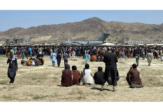 Летището в Кабул