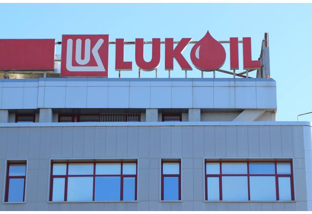 Започнаха контролни действия в складовете на Лукойл Нефтохим Бургас АД