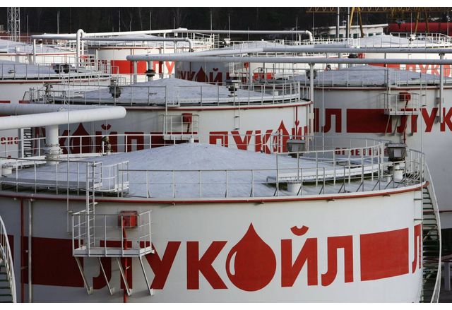 Лукойл настоява международните му активи да бъдат продадени в един