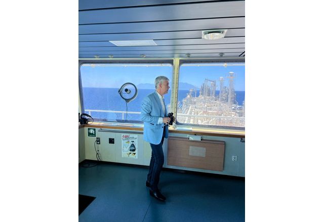 Енергийният министър Владимир Малинов, който заедно с представители на проектната компания "Газтрейд" С.А. инспектира приключилите дейности по съоръжението на място, на борда на платформата в Александруполис, Гърция