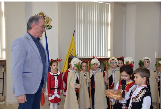 Малки коледари посетиха кмета на Асеновград д-р Христо Грудев