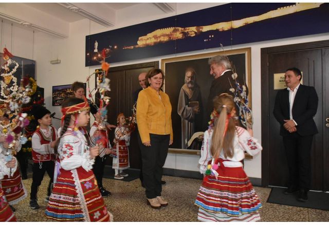 Малки сурвакари огласиха с песни община Ловеч