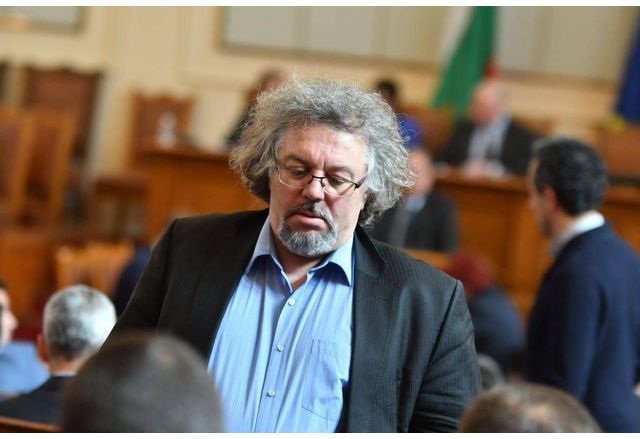 След осми пореден опит и провал парламентът все още