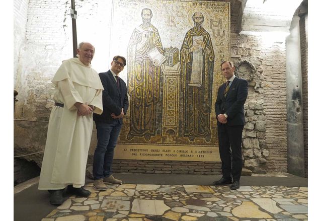 Министърът на културата Мариан Бачев откри изложбата Прегръдката на мира