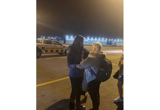 Мария Габриел посрещна 96 души, които пристигнаха с нов полет от Израел