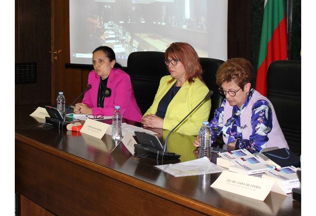  министър Мария Павлова на кръгла маса "Предложения за законодателни промени при разследване на пътнотранспортни произшествия", организирана от Софийската градска прокуратура.