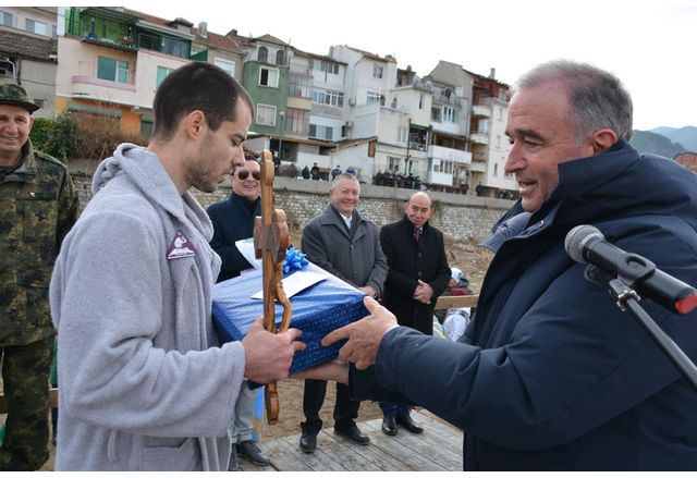 Мартин Пеев получава подарък от д-р Христо Грудев, кмет на Община Асеновград