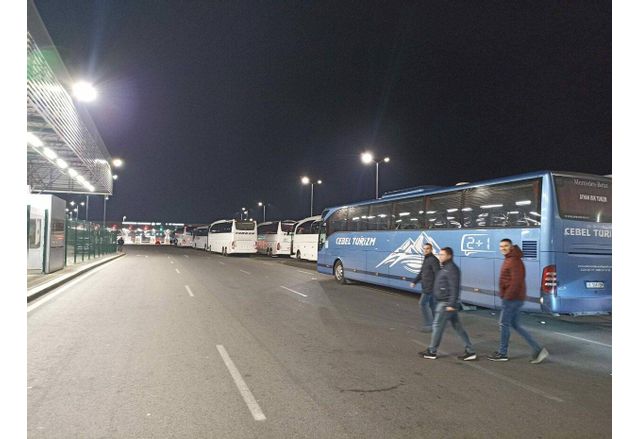 Масирани проверки на границите доведоха до километрични опашки