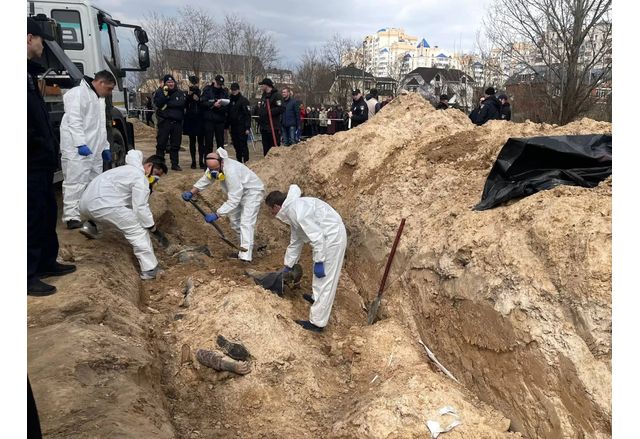 Десетки тела са открити в масов гроб близо до Киев