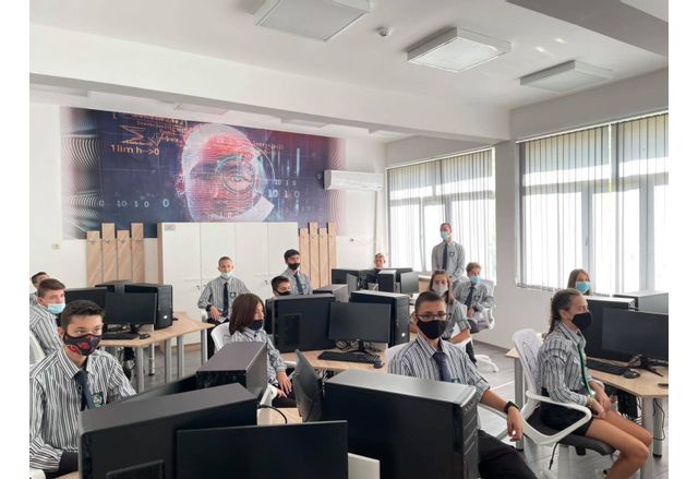 Математическата гимназия във Враца е с нова компютърна лаборатория