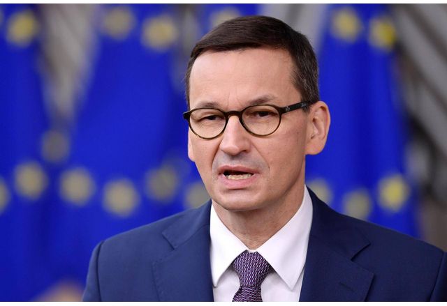Полша е изпратила танкове в Украйна заяви днес полският премиер