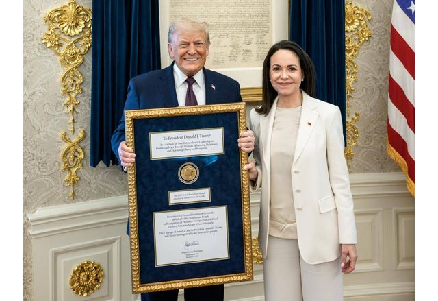 Лидерът на опозицията във Венецуела Мария Корина Мачадо връчи медала