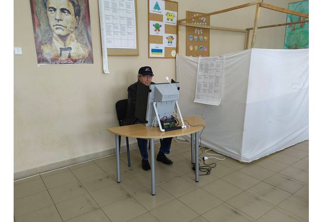 0 9 е избирателната активност в София към 08 00 часа сочат