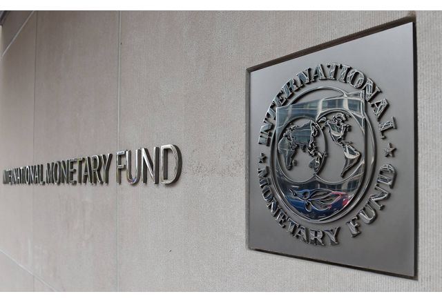Служители на Международния валутен фонд и на украинското правителство се