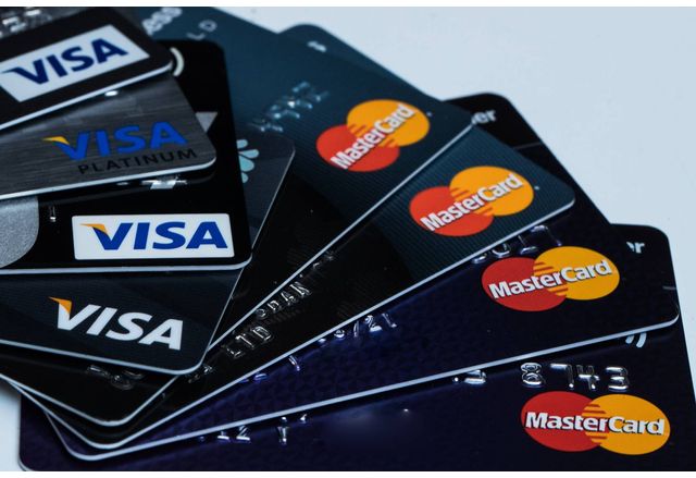 Международните компании за разплащания Visa и Mastercard обявиха че спират