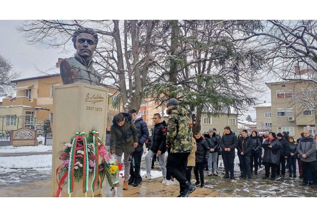 С поклонение пред бюст паметника на Васил Левски десетки граждани на