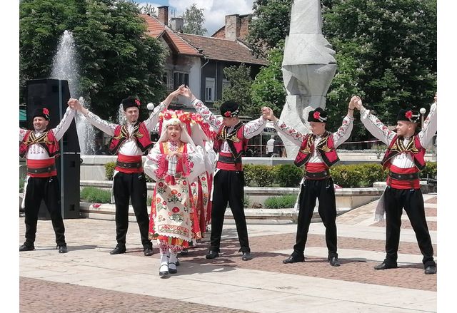 23 танцови клубове школи и състави от Северна и Западна