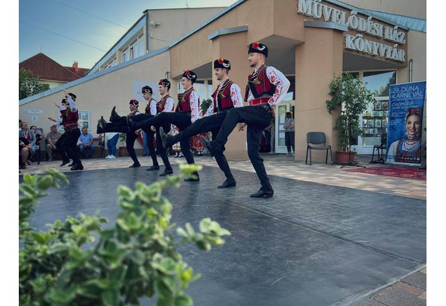 Фолклорен танцов ансамбъл "Мездра" се завърна от Будапеща, Унгария, където взе участие в 29-ия Международен културен фестивал "Дунавски карнавал"