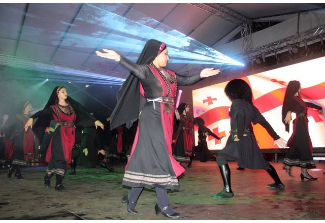 С впечатляващ галаконцерт на площад България завърши Четвъртият международен фолклорен
