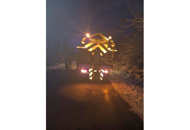 Продължава опесъчаването на пътищата от четвъртокласната пътна мрежа в община Мездра и превантивната обработка със сол на градските улици