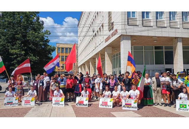 С официална церемония на градския площад България в Мездра официално