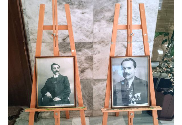 Фотоизложба по повод 75-годишнината от обявяването на Мездра за град е подредена в Община Мездра 