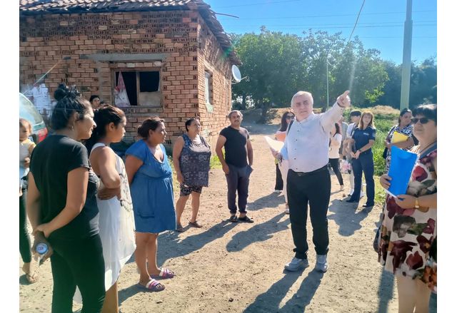 Община Мездра, полицията и "Социално подпомагане" извършиха съвместна проверка за системни проблеми в кв. "Лещака" 