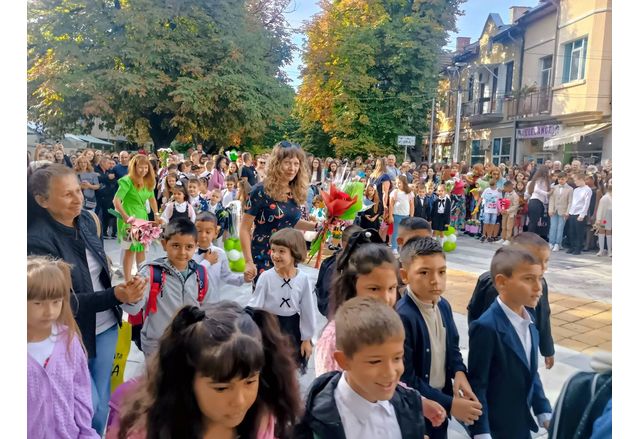 По традиция новата учебна година в най голямото основно училище в