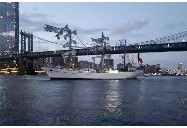 Учебен кораб на мексиканските военноморски сили се блъсна в Бруклинския