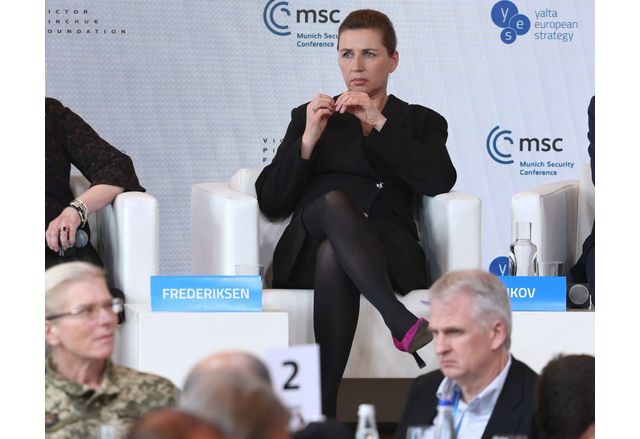 Датският премиер Мете Фредериксен беше нападната вчера на площад в