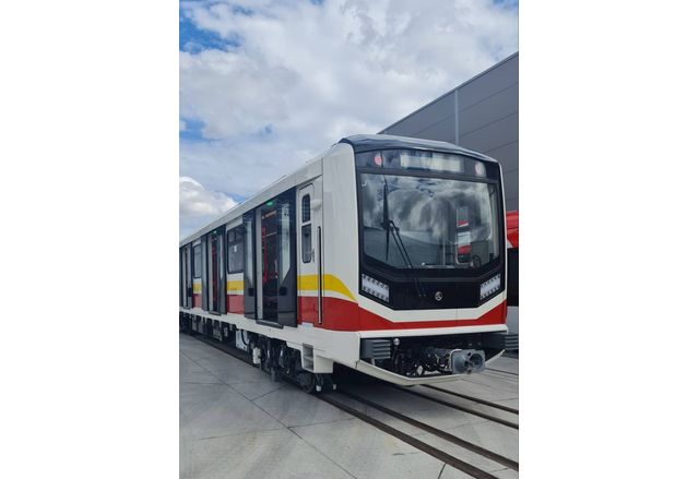 Първият от осемте нови влака за столичния метрополитен беше приет