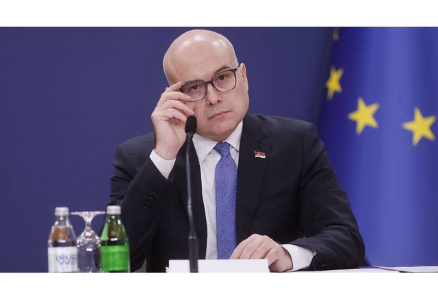 Сръбският премиер Милош Вучевич подаде оставка Той направи официално изявление