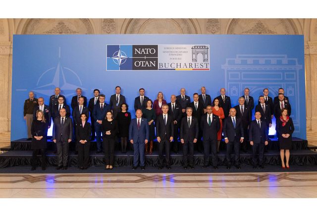 Външните министри на страните от НАТО обещаха днес да засилят
