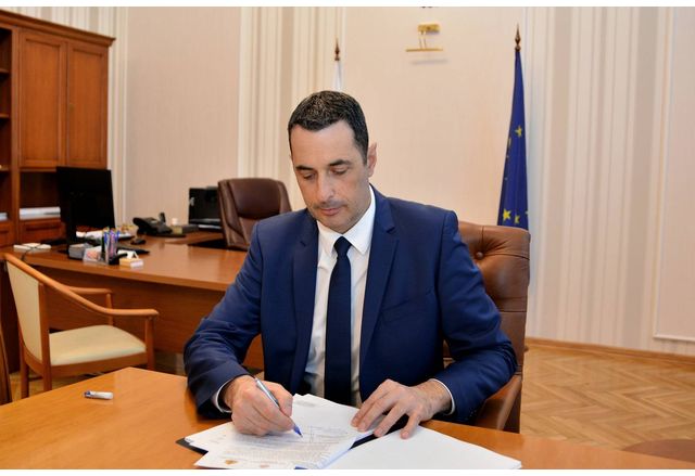Министърът на транспорта и съобщенията Георги Гвоздейков подписа днес договор