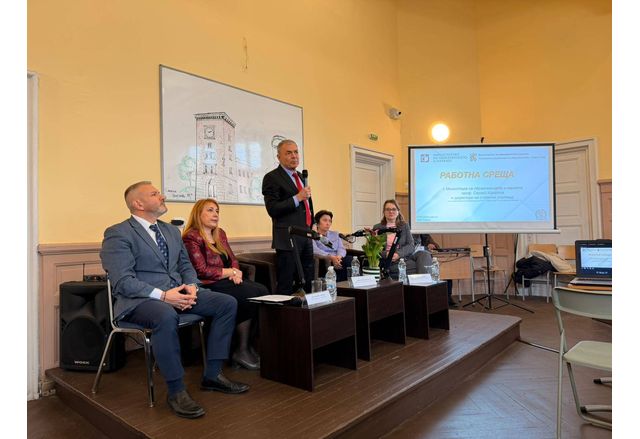 Министър Сергей Игнатов на среща с директорите на училищата в София