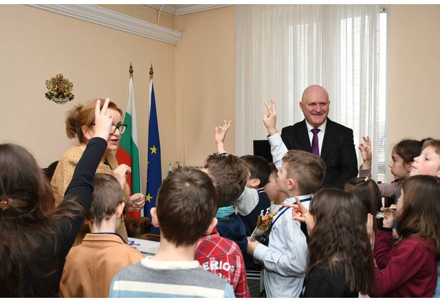 Министър Цоков откри класна стая в МОН