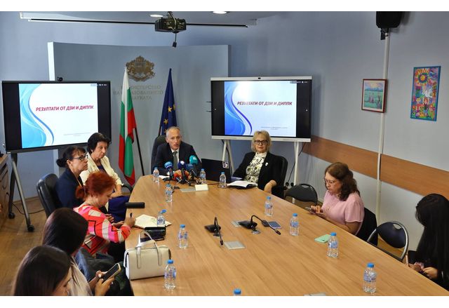 Ден след като зрелостниците видяха резултатите си от матурите Просветното