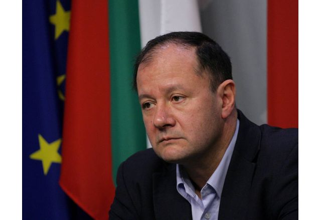 Необходима е сериозна дискусия за модела и мястото на българската