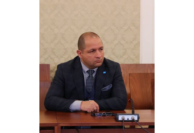 Младен Шишков народен представител от ГЕРБ СДСФейсбукСлед първия нелеп опит за