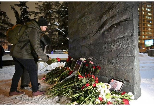 Много хора не се подчиниха на заповедта в Русия и оставяха цветя и свещи в памет на Навални