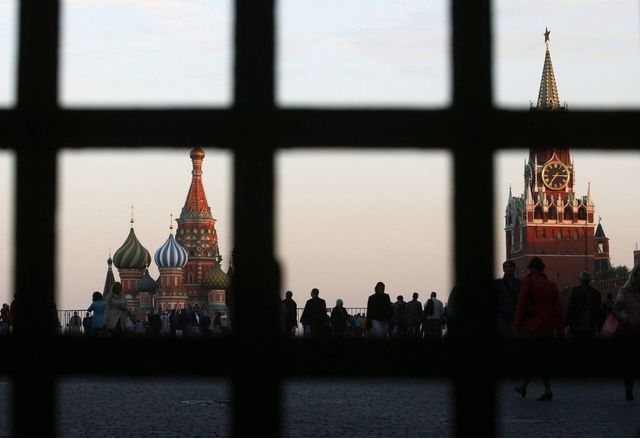 Руски официални лица насърчават информационна операция която лъжливо представя руската