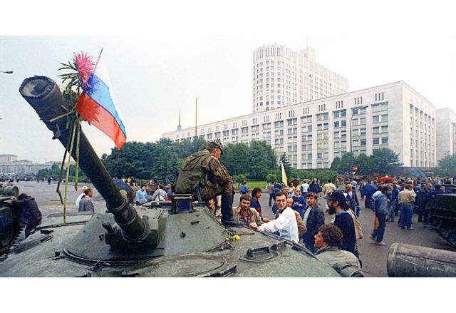 Московчани разговарят с войници, осигуряващи пуча