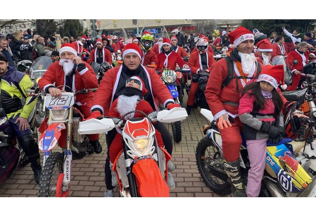 Нестандартна благотворителна инициатива навръх Коледа във Велико Търново. Стотици мотористи
