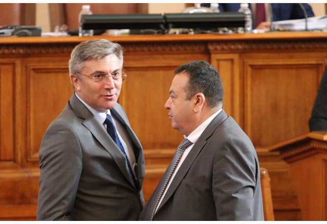  Лидерът на ДПС Мустафа Карадайъ депутатът Делян Пеевски и зам председателят