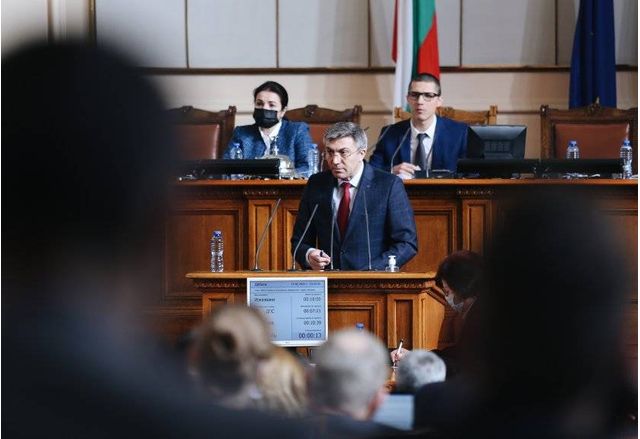 Лидерът на ДПС Мустафа Крадайъ коментира в кулоарите на парламента